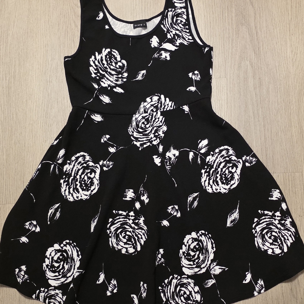 Every 1 Black and White Floral Women's Dress Size M